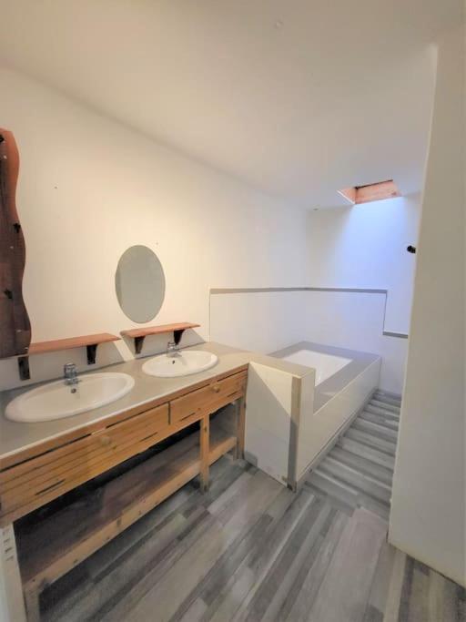 Maison 3 Chambres Avec Piscine Couverte Lespignan Exteriör bild